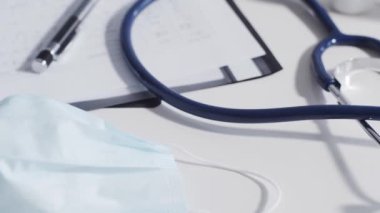 Hastanedeki doktor masasında farklı malzeme ve ekipmanlara yakın çekim. Sağlık hizmetleri kavramı.