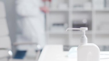 Tıbbi sabunla dezenfektan kullanan doktorların yakın çekimi. Ofis hastanede, arka planda. Virüs koruma kavramı.