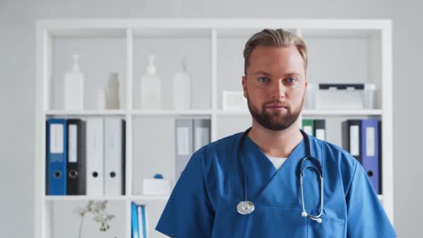 Beruflicher Arzt Krankenhaus Portrait Eines Jungen Und Selbstbewussten Arztes Medizinisches — Stockvideo