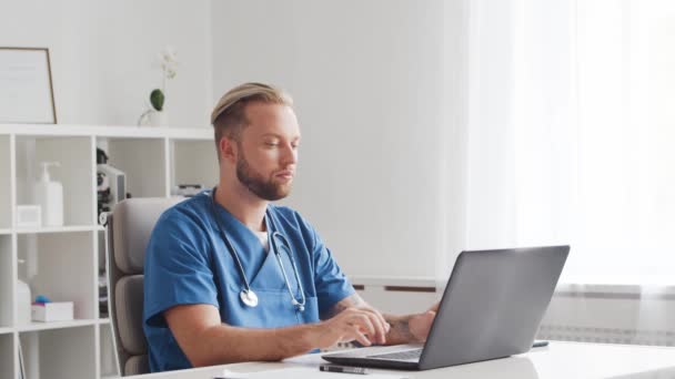 Professionelle Ärzte Arbeiten Krankenhausbüros Mit Computertechnologie Medizin Und Gesundheitskonzepte — Stockvideo