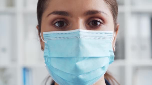 사무실의 보호용 마스크를 매력적 의사의 의학적 — 비디오