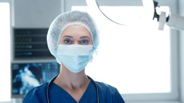 Acil tıpta çalışan profesyonel tıp doktoru. Koruyucu maskeli hemşirenin portresi. Tıbbi konsept.