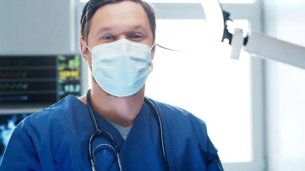 救急医療に従事する専門医 保護マスクの外科医の肖像画 医学的概念 — ストック写真
