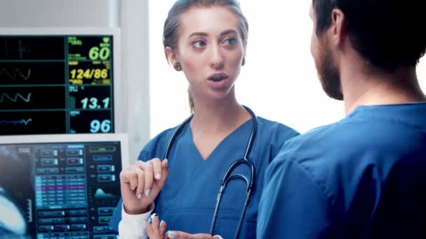 Médicos Profissionais Que Trabalham Medicina Emergência Cirurgião Enfermeira Perto Dos — Vídeo de Stock