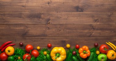 Sağlıklı yiyecekler: taze sebzeler, meyveler ve süper yiyecekler. Beslenme, diyet, vejetaryen gıda konsepti. Ahşap arkaplan
