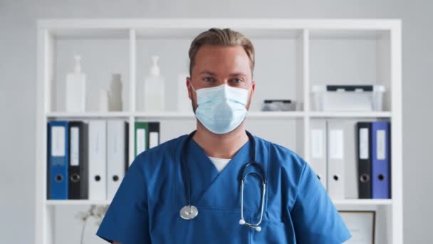 사무실의 보호용 마스크를 자신감 의사의 의학적 — 비디오