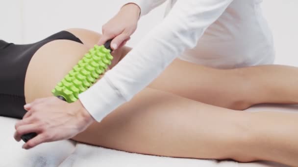 Therapist Makes Cellulite Massage Using Roller Massager Tool Physiotherapy Recovery — Stock Video
