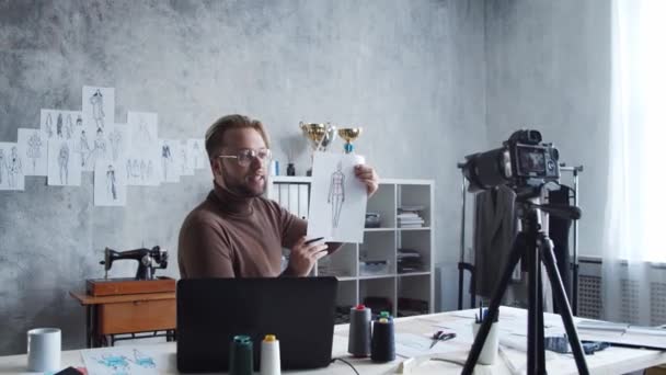 年轻的时尚博主正在用相机记录服装设计的视频博客 他在现代阁楼的工作环境中涌现出一批有才华的造型师 — 图库视频影像