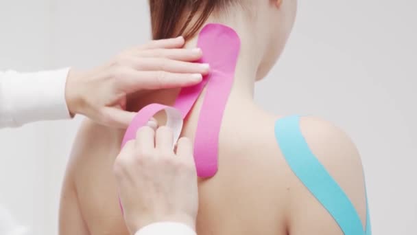 Terapis Menerapkan Rekaman Kinesio Pada Tubuh Wanita Fisioterapi Kinesiologi Dan — Stok Video
