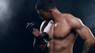 Siyah arka planda formda ve sportif vücut geliştirici. Beyaz tenli sporcu stüdyoda. Spor ve spor kavramları.