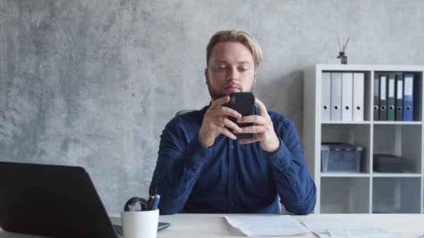 Geschäftsmann Arbeitet Allein Modernem Büro Mit Computertechnologie Arbeitsplatz Eines Jungen — Stockvideo