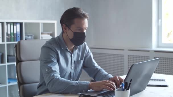 Бизнесмен Работает Один Современном Офисе Используя Компьютерные Технологии Человек Защитной — стоковое видео