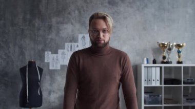 Genç ve yetenekli moda tasarımcılarının işyeri. Terzi şık çatı katında tek başına çalışıyor. Kıyafet çizimleri kullanıyor..