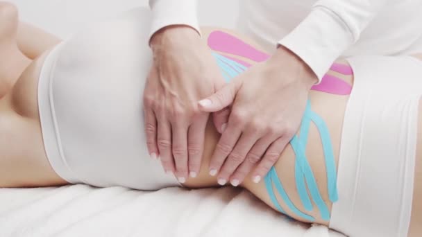 Terapeuta Sta Applicando Nastro Kinesio Corpo Femminile Fisioterapia Cinesiologia Trattamento — Video Stock