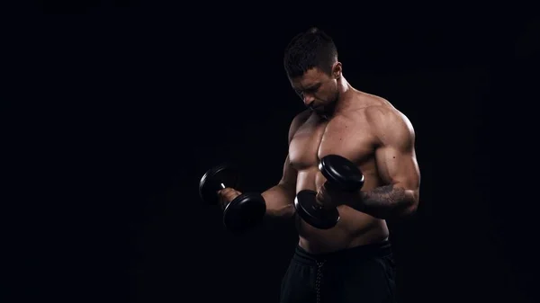 Vestibilità e bodybuilder sportivo su sfondo nero. Sportivo in studio. Concetti di sport e fitness. — Foto Stock