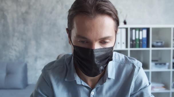사업가들은 컴퓨터 기술을 사용하여 현대식 사무실에서 일하고 보호용 마스크를 자신감 — 비디오
