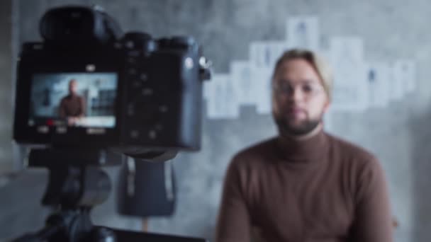 블로거는 카메라를 디자인에 비디오 블로그를 기록하고 현대의 다락방에서 일하는 재능있는 — 비디오