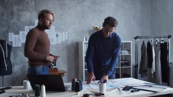 Arbejdsplads Unge Talentfulde Modedesigner Skræddersyet Hans Forretningspartner Arbejder Stilfuldt Loft – Stock-video