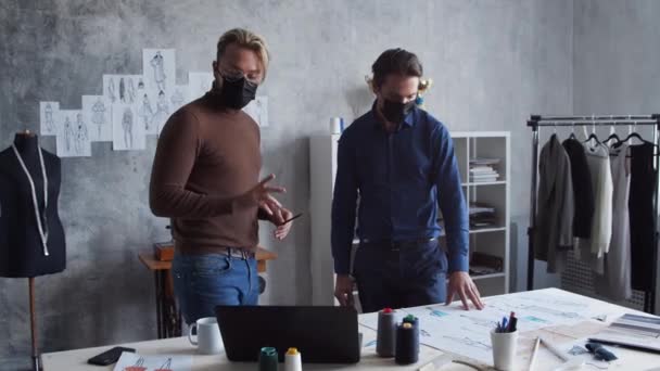 Arbeitsplatz Junger Und Talentierter Modedesigner Schneider Und Sein Geschäftspartner Arbeiten — Stockvideo