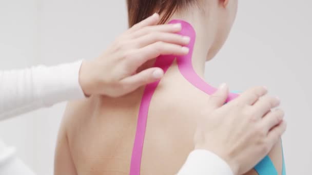Terapeut Aplikuje Kineziologickou Pásku Ženské Tělo Fyzioterapie Kineziologie Regenerační Léčba — Stock video