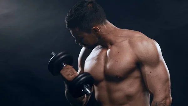 Fit Fisiculturista Desportivo Sobre Fundo Preto Esportista Caucasiano Estúdio Conceitos — Fotografia de Stock