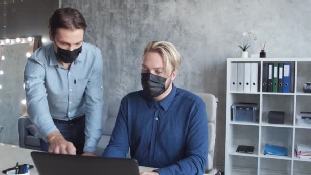 Dois Homens Negócios Trabalhando Juntos Escritório Moderno Equipa Empresários Está — Vídeo de Stock