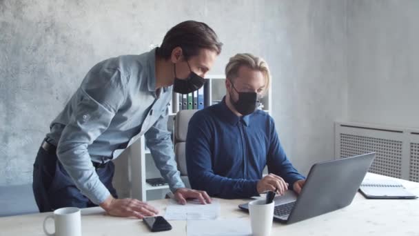 两个商人在现代办公室一起工作 商人们正在进行头脑风暴 启动和共同工作概念 — 图库视频影像