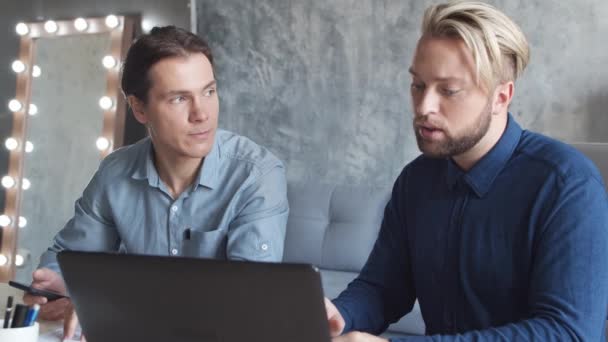 Dois Homens Negócios Trabalhando Juntos Escritório Moderno Equipa Empresários Está — Vídeo de Stock