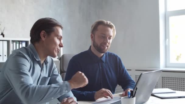 Zwei Geschäftsleute Arbeiten Zusammen Einem Modernen Büro Ein Team Von — Stockvideo