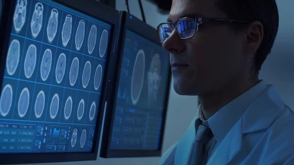専門医が病院でコンピュータ研究をしている 神経外科技術の概念 — ストック写真