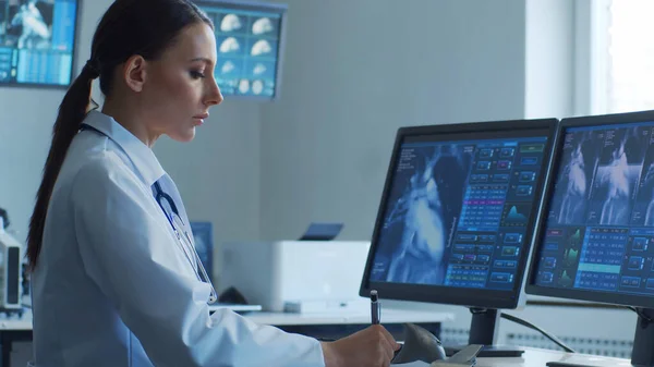 Hivatásos Orvosok Számítógépes Kutatást Végeznek Kórházi Irodában Orvosi Egészségügyi Kardiológiai — Stock Fotó