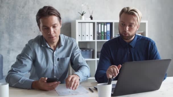 Dos Hombres Negocios Trabajan Juntos Una Oficina Moderna Equipo Empresarios — Vídeo de stock