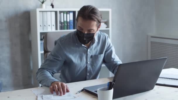 Geschäftsmann Arbeitet Allein Modernem Büro Mit Computertechnologie Mann Mit Schutzmaske — Stockvideo