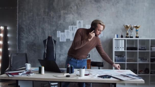 Lieu Travail Jeune Talentueux Créateur Mode Tailor Travaille Seul Dans — Video