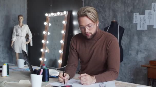 Arbejdsplads Unge Talentfulde Modedesigner Skræddersyet Arbejder Alene Stilfuldt Loft Ved – Stock-video