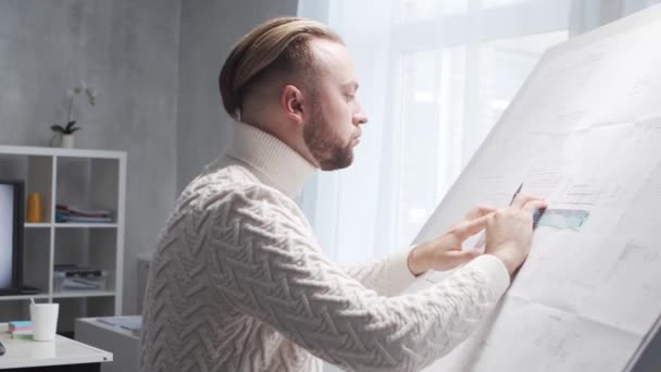 Arquitecto Concentrado Trabaja Loft Utilizando Tablero Dibujo Lugar Trabajo Del — Vídeo de stock