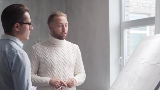 Arquiteto Seu Colega Trabalham Loft Usando Prancheta Local Trabalho Jovem — Vídeo de Stock