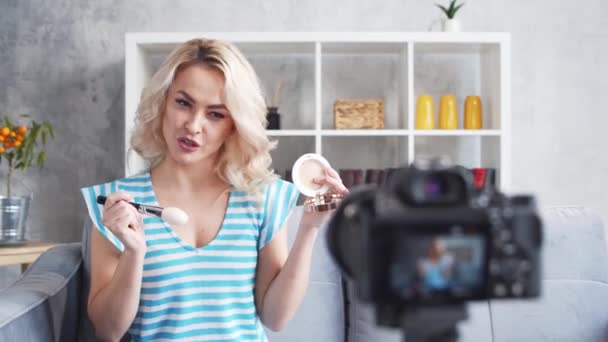 Mladá Atraktivní Žena Nahrává Video Blog Kamerou Šťastná Dívka Sedí — Stock video