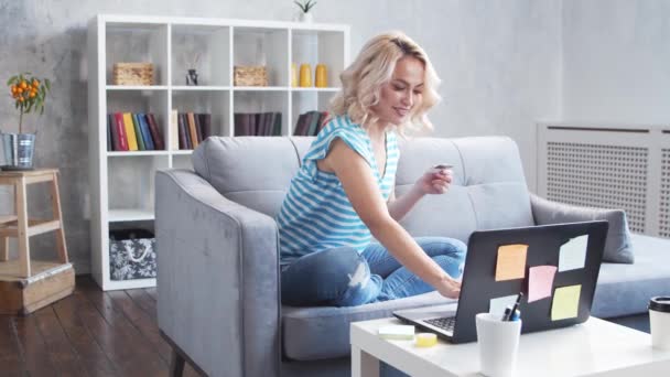 Mujer Joven Atractiva Compra Bienes Internet Casa Utilizando Ordenador Portátil — Vídeos de Stock