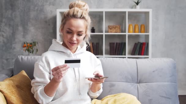 Mujer Joven Atractiva Compra Bienes Internet Hogar Utilizando Teléfono Inteligente — Vídeos de Stock