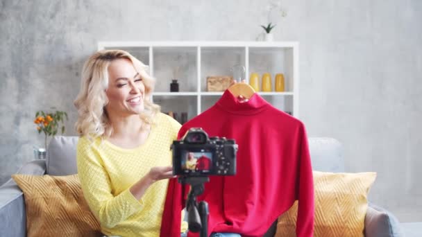 Mulher Jovem Atraente Está Gravando Blog Vídeo Com Uma Câmera — Vídeo de Stock