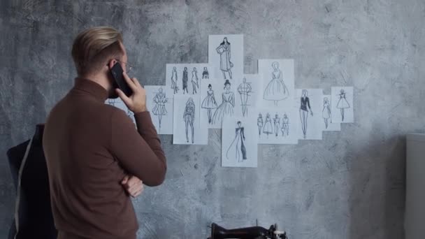 Lugar Trabajo Joven Talentoso Diseñador Moda Tailor Trabaja Solo Loft — Vídeos de Stock