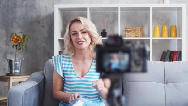 一个年轻貌美的女人正在用摄像机记录视频博客 快乐的女孩正坐在家里咒骂着 — 图库视频影像