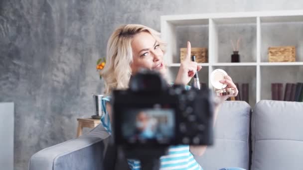 Młoda Atrakcyjna Kobieta Nagrywa Wideo Bloga Kamerą Szczęśliwa Dziewczyna Siedzi — Wideo stockowe