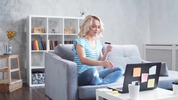 Mujer Joven Atractiva Compra Bienes Internet Casa Utilizando Ordenador Portátil — Vídeos de Stock