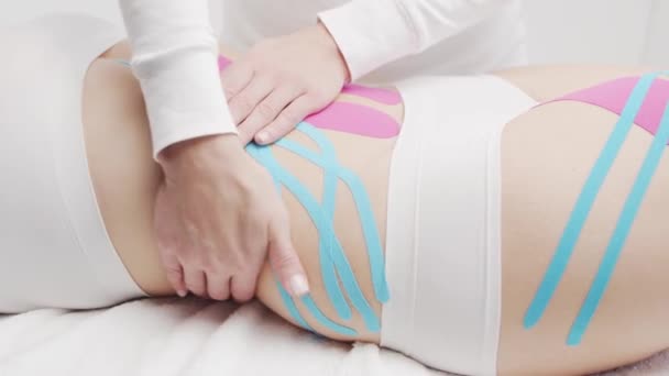 Therapeut Brengt Kinesio Tape Aan Vrouwelijk Lichaam Fysiotherapie Kinesiologie Herstelbehandeling — Stockvideo