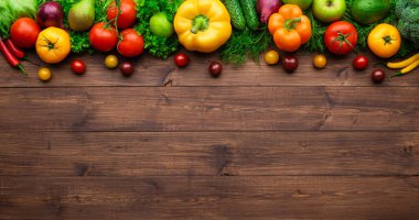 Sağlıklı yiyecekler: taze sebzeler, meyveler ve süper yiyecekler. Beslenme, diyet, vejetaryen gıda konsepti. Ahşap arkaplan