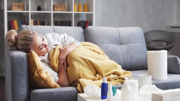 Evde Kendini Izole Eden Soğuk Algınlığı Olan Çekici Bir Kadın — Stok video