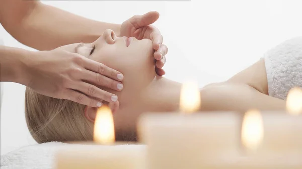 Mujer Joven Hermosa Saludable Salón Masajes Tratamientos Tradicionales Masaje Facial — Foto de Stock