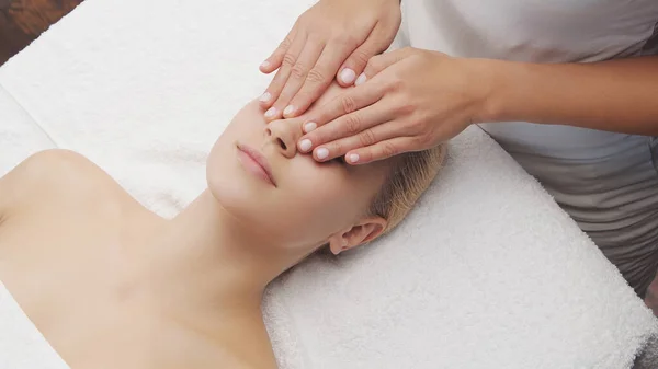 Mujer Joven Hermosa Saludable Salón Masajes Tratamientos Tradicionales Masaje Facial — Foto de Stock